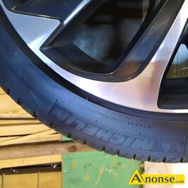 Anonse ALUFELGI TOYOTA, oryginalne fabryczne z czujnikami ciśnienia 5 x 114,3; 17 J7; 60,1 mm; ET 50 z oponami letnimi Michelin 215/45R17 bardzo kr
