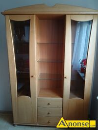 Anonse KREDENS, Dwa kredensy pokojowe z oświetleniem, drzewo jasne.Wysokość 210 cm. 1 regał narożny 90 cm.x100 cm. 2 regał 137 cm długość 40 cm sze