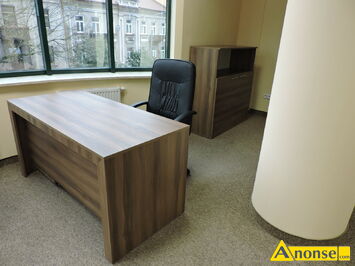 Anonse BIURKO, kolor br�z, u�ywane, Dwa biurka z kontenerkami. Wymiary 150x70 cm i wysoko�� 75 cm. Kontenerki na k�kach z trzema szufladkami., sta