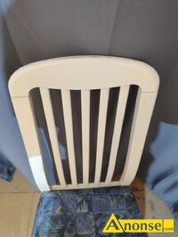Anonse KRZES�O, kolor bia�y, Sprzedam 4 krzes�a w kolorze bia�ym, kolor siedziska jak na zdj�ciach. Wymiary: siedziska-38x40x44, wys. oparcia od po