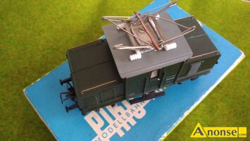 Anonse MODEL, Model lokomotywy elektrycznej H0 prod. PIKO d. NRD. Stan jak na zdj�ciach - brak 1 latarni i stopni wej�ciowych z 1 strony. Sprawny m