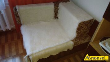 Anonse NARO�NIK, kolor be�, z pojemnikiem na po�ciel, u�ywany, Mini naro�nik - tapczan wym. 70x100 cm, po roz�o�eniu 200x70cm. Elementy drewniane k