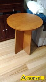 Anonse STOLIK, kolor jasny orzech, okr�g�y, u�ywany, Stolik okoliczno�ciowy, �rednica blatu 50 cm, wysoko�� 65 cm. Powierzchnie matowe. Mebel bez w