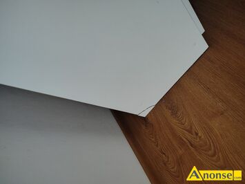 Anonse KOMODA, kolor bia�y, Bia�a komoda z trzema szufladami Mebel jest u�ywany, ale w dobrym bardzo stanie Mo�e s�u�y� jako praktyczna szafka pod