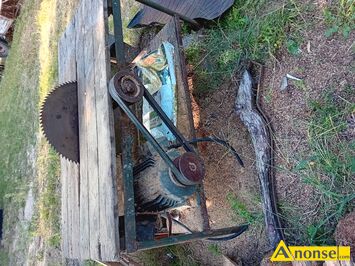 Anonse KRAJZEG�, Sprzedam metalow� krajzeg� z drewnianym blatem.Silnik o mocy 5,5kw, szaiba na paski klinowe, stan bardzo dobry, c.1.000z� do uzg..