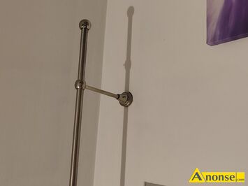 Anonse - KARNISZ, Metalowa, srebrna karniszowa drążek o długości około 2,42 m, zamontowana nad oknem. Produkt używany, widoczny prosty i funkcjonalny Anonse KARNISZ, Metalowa, srebrna karniszowa drążek o długości około 2,42 m, zamontowana nad oknem. Produkt używany, widoczny prosty i funkcjonalny