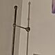 KARNISZ, Metalowa, srebrna karniszowa dr��ek o d�ugo�ci oko�o 2,42 m, zamontowana nad oknem. Produkt u�ywany, widoczny prosty i funkcjonalny
